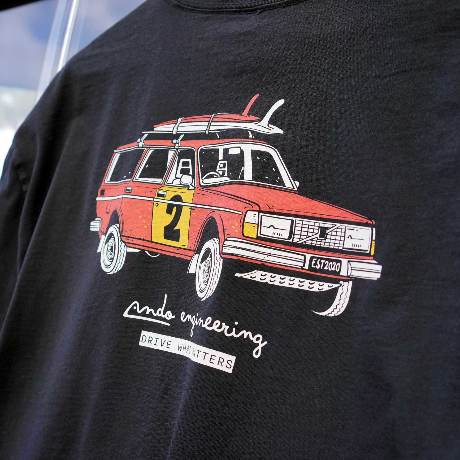 Volvo 245 Tee Shirt T-shirt volvo redblock 240 Ando Engineering Iconic Garage